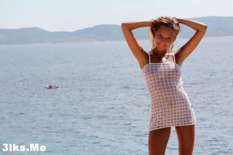 Смуглая красотка за городом