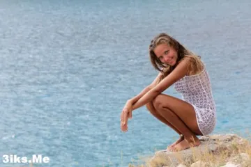 Смуглая красотка за городом