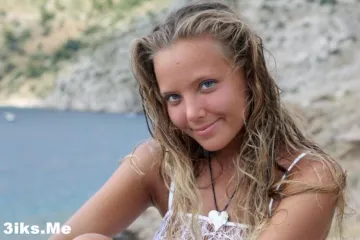 Смуглая красотка за городом