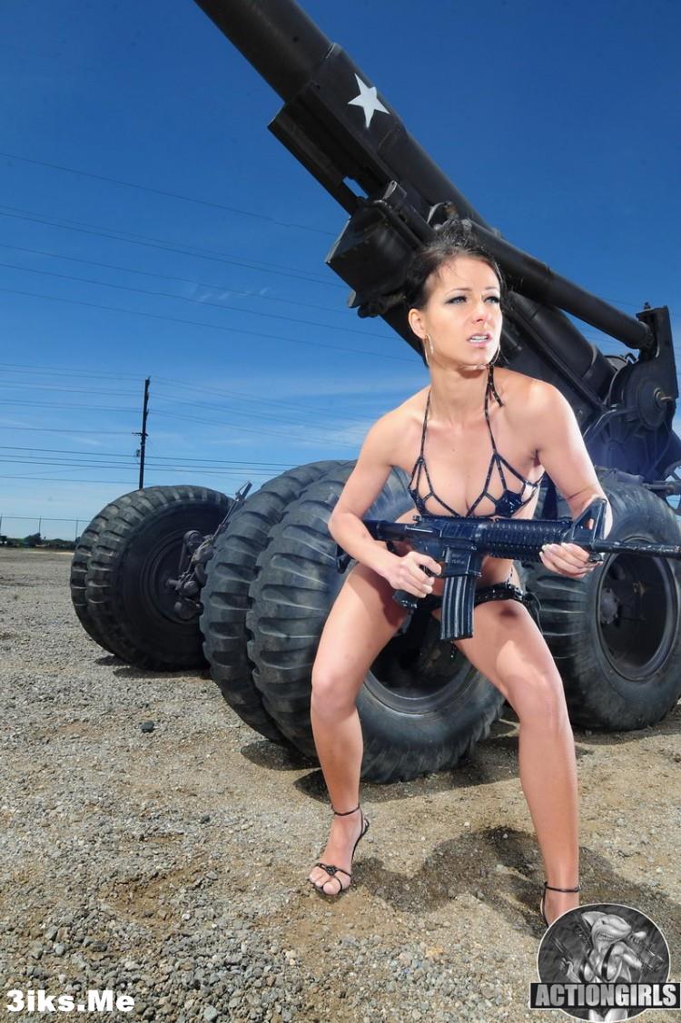 Опасная брюнетка