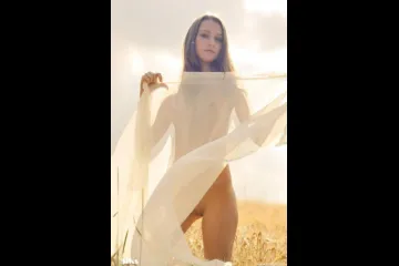 Русская красотка в поле