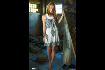 Милая красавица на заброшенном складе