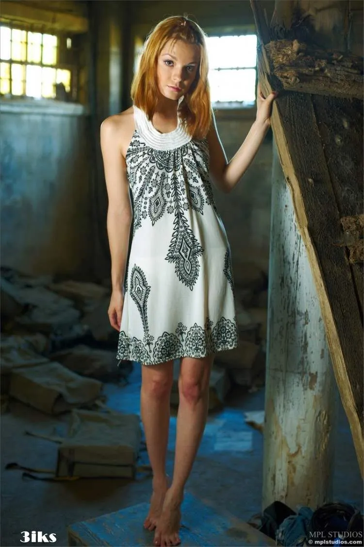 Фотосессия Милая красавица на заброшенном складе