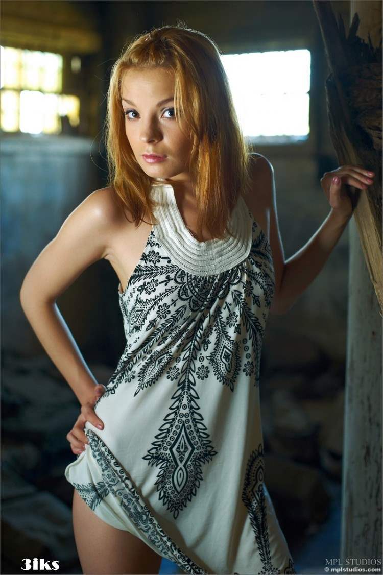 Милая красавица на заброшенном складе