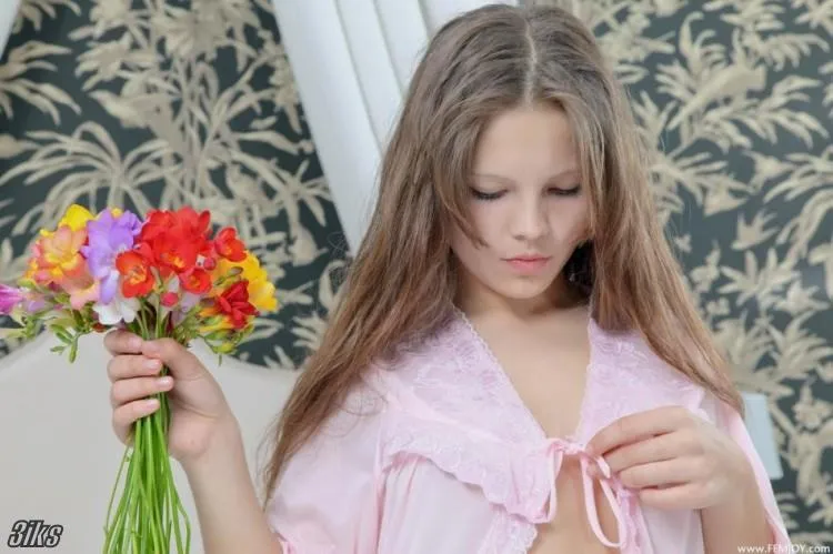 Фотосессия Голенькая красотка с зелёными глазами