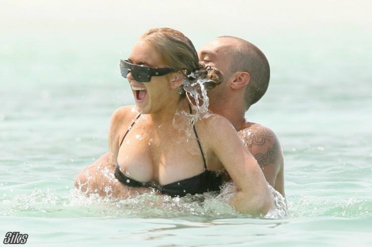 Линдси Лохан в одежде и без