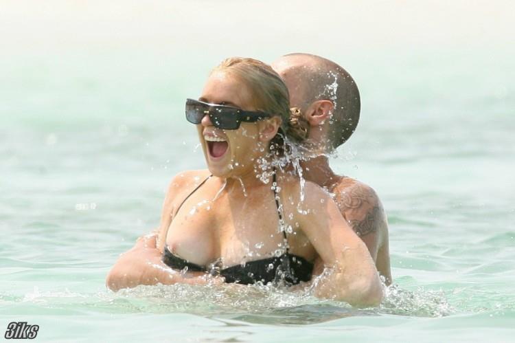 Линдси Лохан в одежде и без