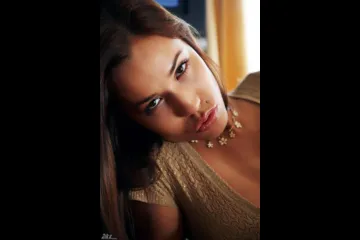 Страстная киса на полу дома