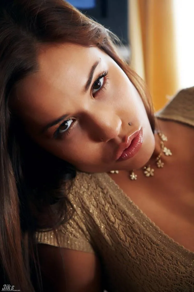 Фотосессия Страстная киса на полу дома