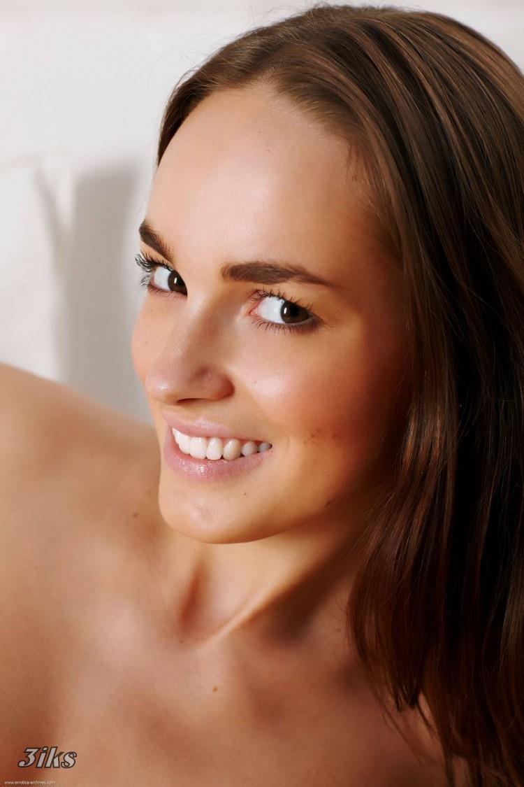 Нежная брюнетка с превосходным телом