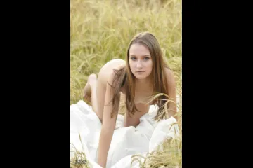 Фотосессия Худенькая девка в поле