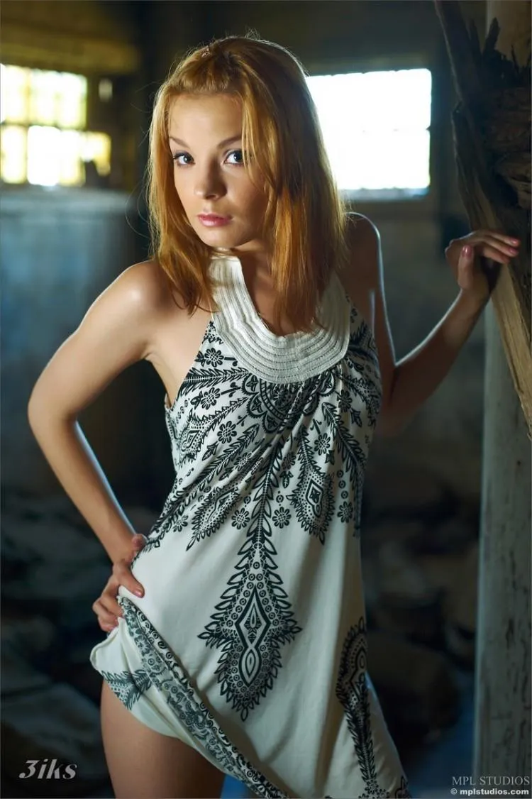 Фотосессия Стройная девушка на заброшенном складе