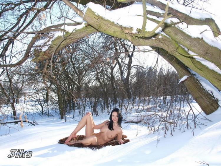 Голая девушка на морозе