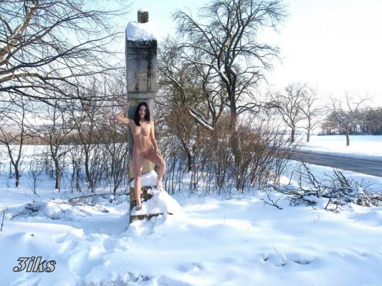 Голая девушка на морозе