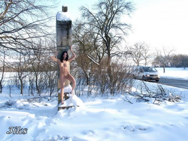 Голая девушка на морозе