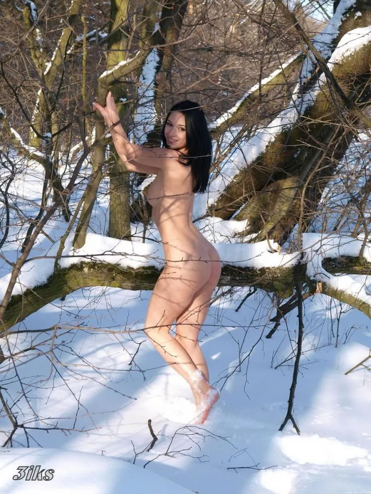Фотосессия Голая девушка на морозе