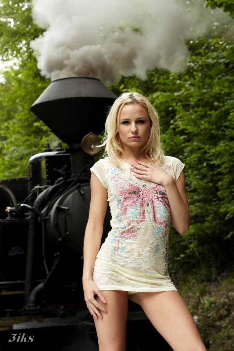 Голая блондинка на ЖД путях