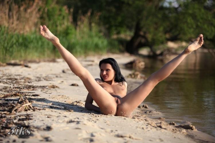 Брюнетка за городом