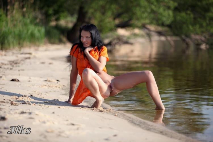 Брюнетка за городом