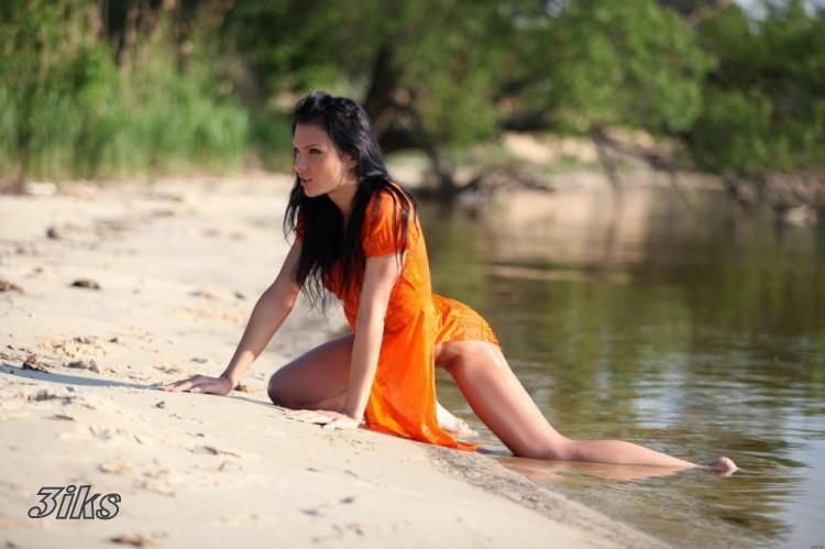 Брюнетка за городом