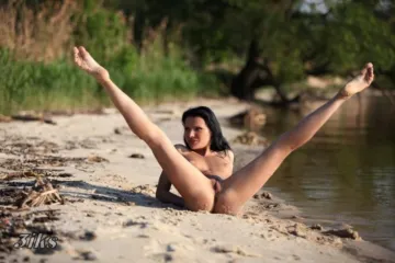 Брюнетка за городом