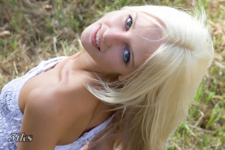 Светловолосая на природе