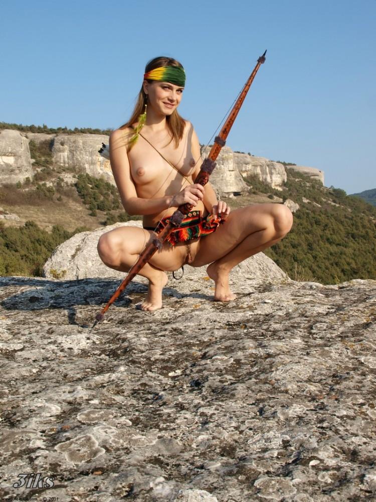 Голая индианка с луком