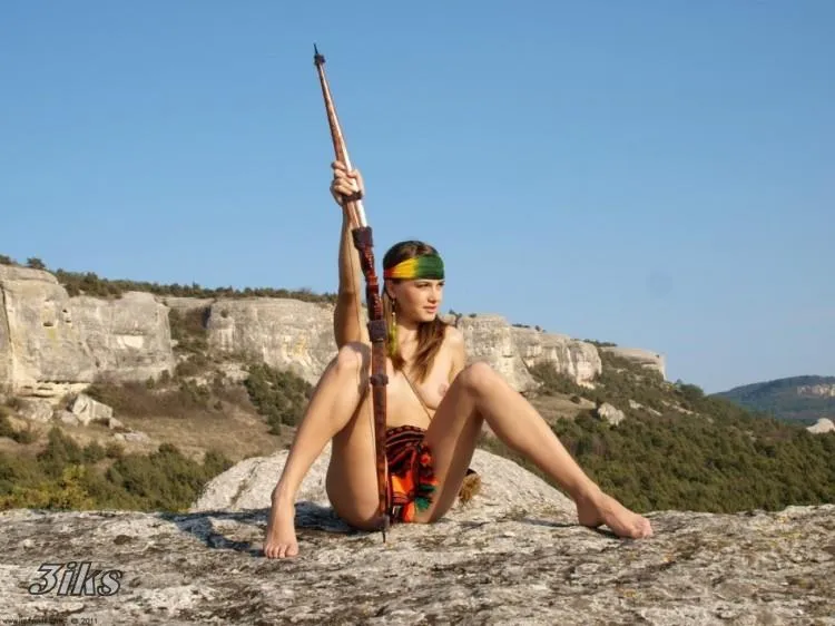Фотосессия Голая индианка с луком