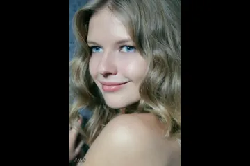 Стройная блондинка