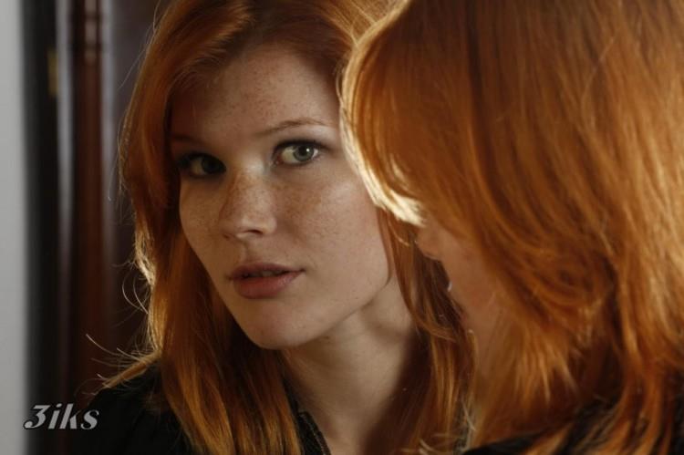 Нежная девушка в чулочках