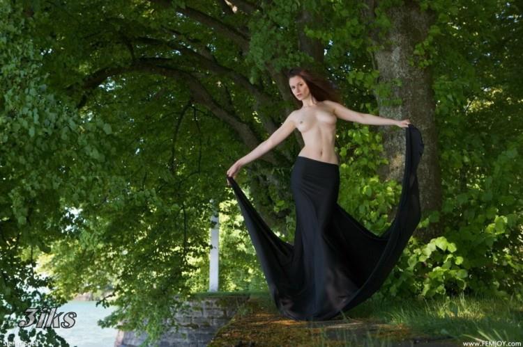 Грудастая тёлочка в лесу