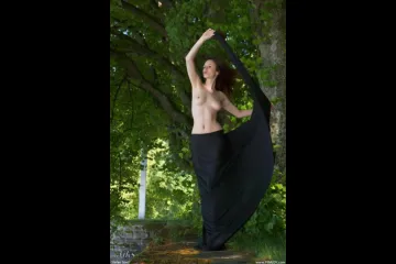 Грудастая тёлочка в лесу