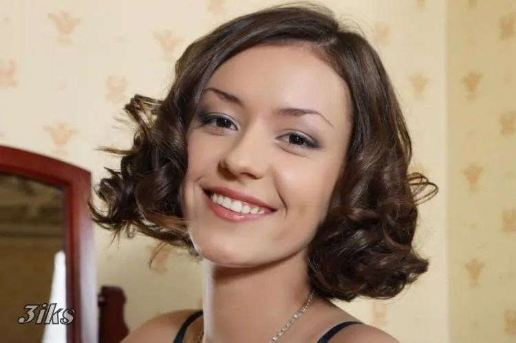 Фотосессия Девушка раздевается в спальне