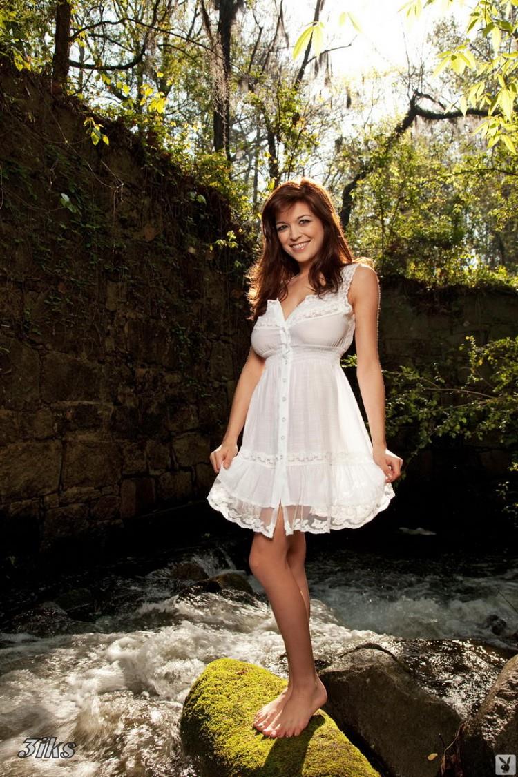 Красавица с большой грудью на природе