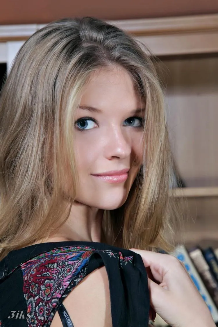 Фотосессия Голенькая красотка в стиле ретро