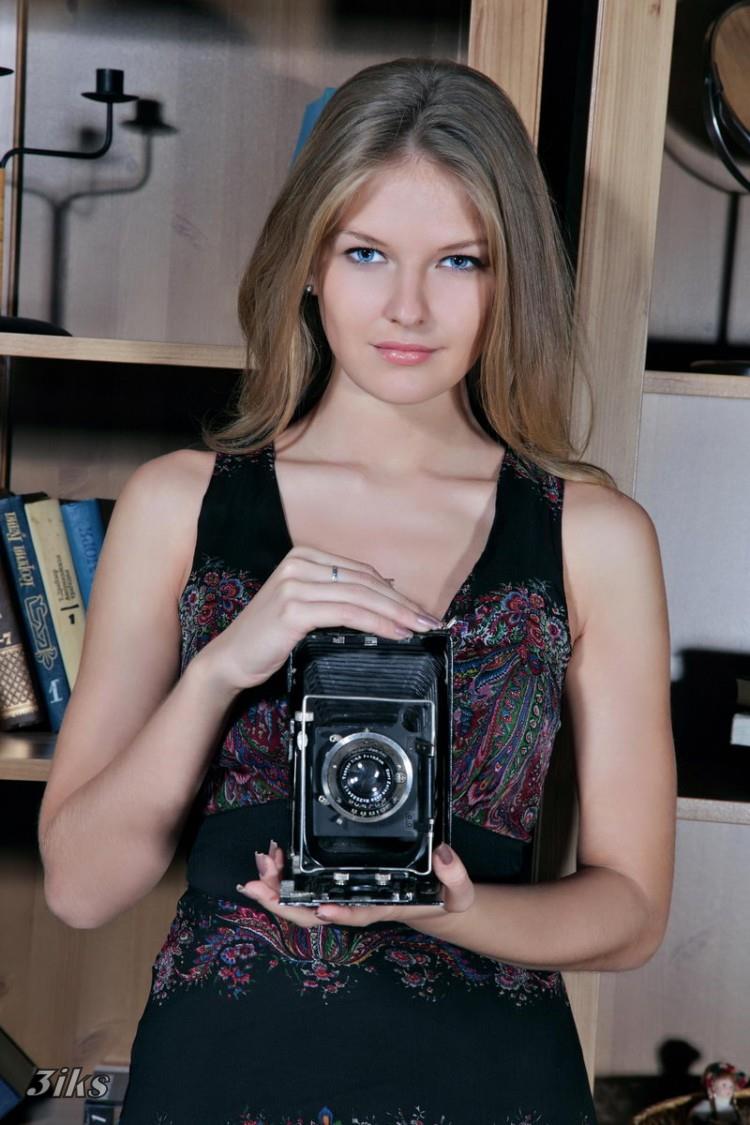 Голенькая красотка в стиле ретро