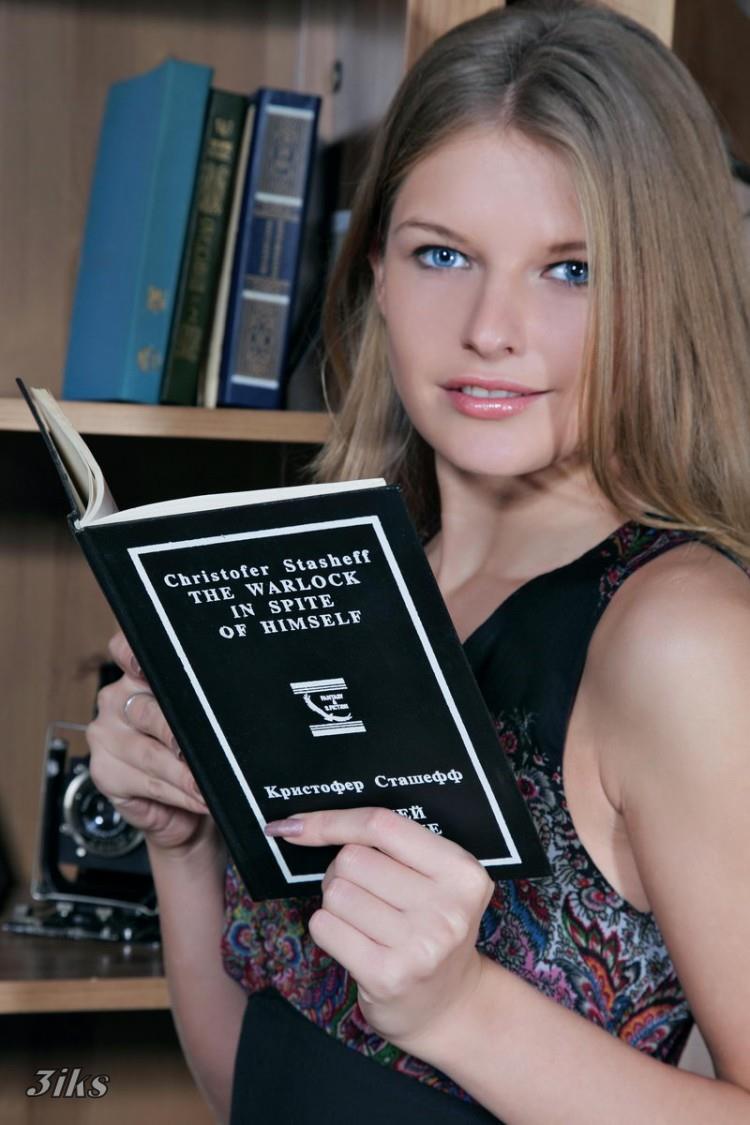 Голенькая красотка в стиле ретро