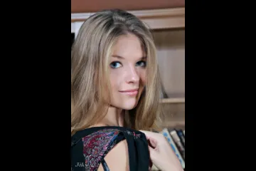 Голенькая красотка в стиле ретро