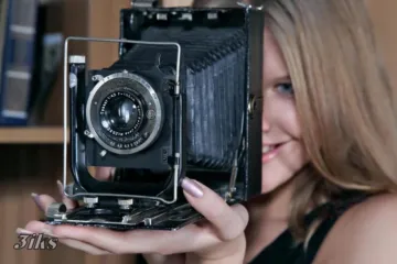 Голенькая красотка в стиле ретро