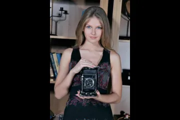 Голенькая красотка в стиле ретро