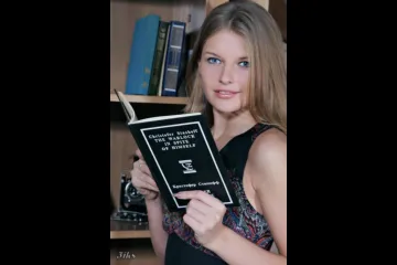 Голенькая красотка в стиле ретро