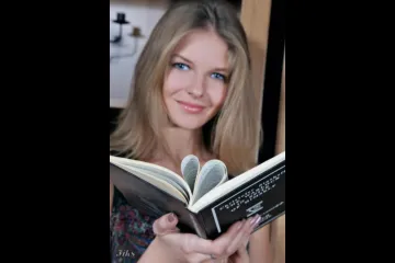 Голенькая красотка в стиле ретро