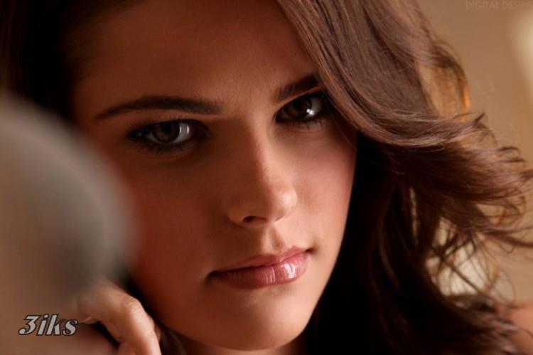 Сексапильная распутница на кровати