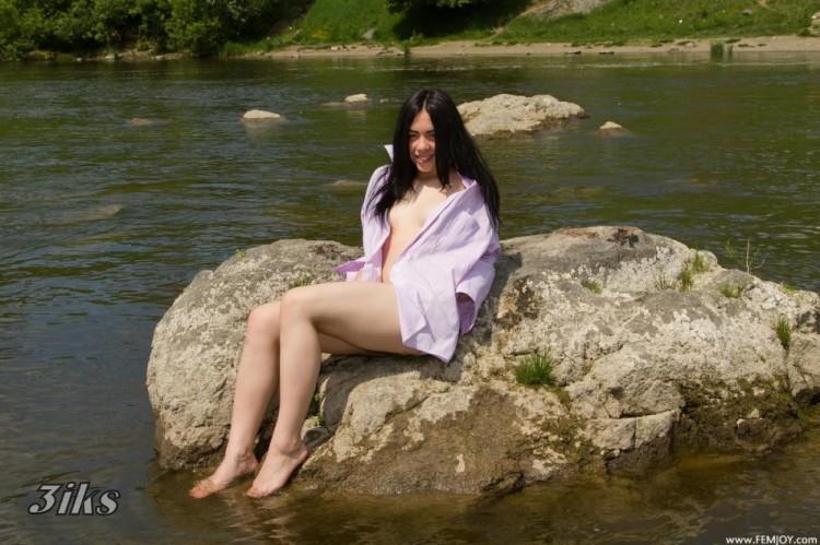 Голая брюнеточка на природе