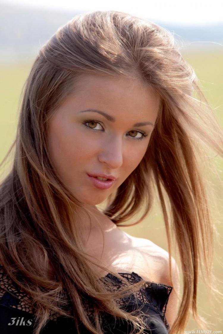 Голая красотка в поле