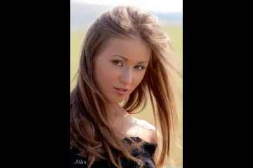 Голая красотка в поле