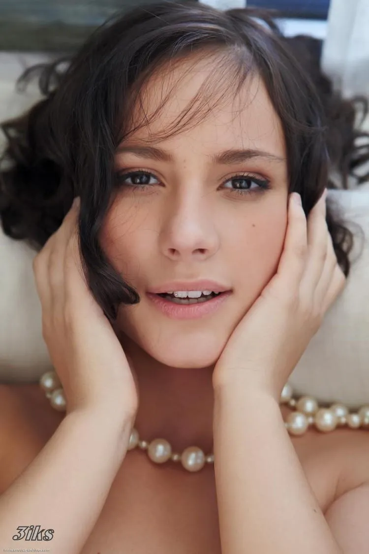 Фотосессия Голенькая в бусах