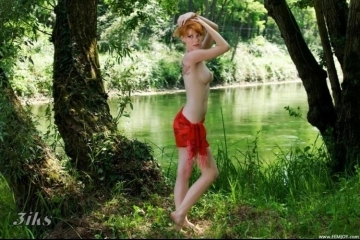 Рыжая на природе-4