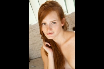 Голенькая рыжая краавица-17