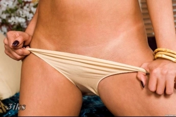 Бесстыжая брюнетка с большой грудью-13